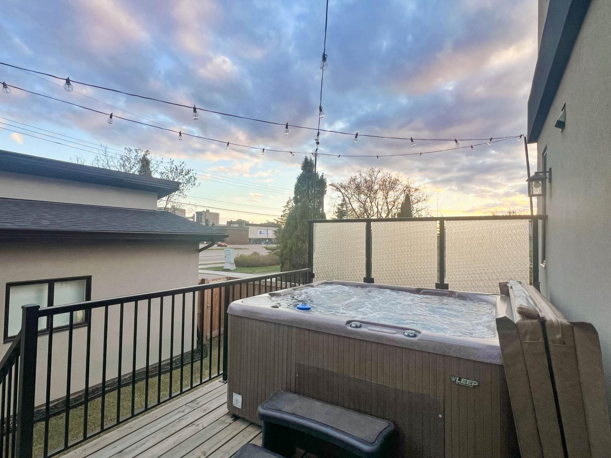 Bright Modern Home - King Bed - Free Parking - Fireplace - Fast Wi-Fi - Free Netflix Edmonton Exterior photo